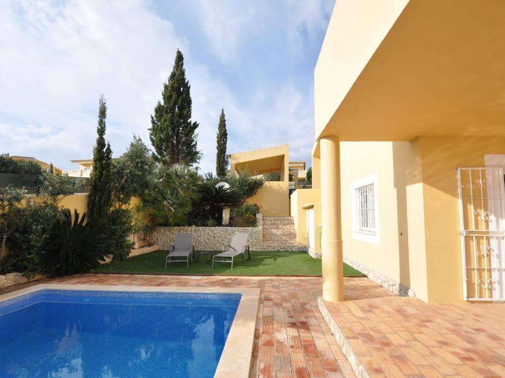 VIVENDA NA MEIA PRAIA COM TERRAÇO, PISCINA E JARDIM