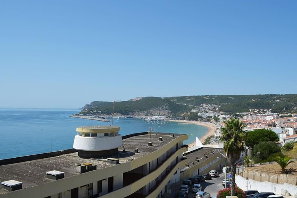 Imagem de Sesimbra Beach with Parking