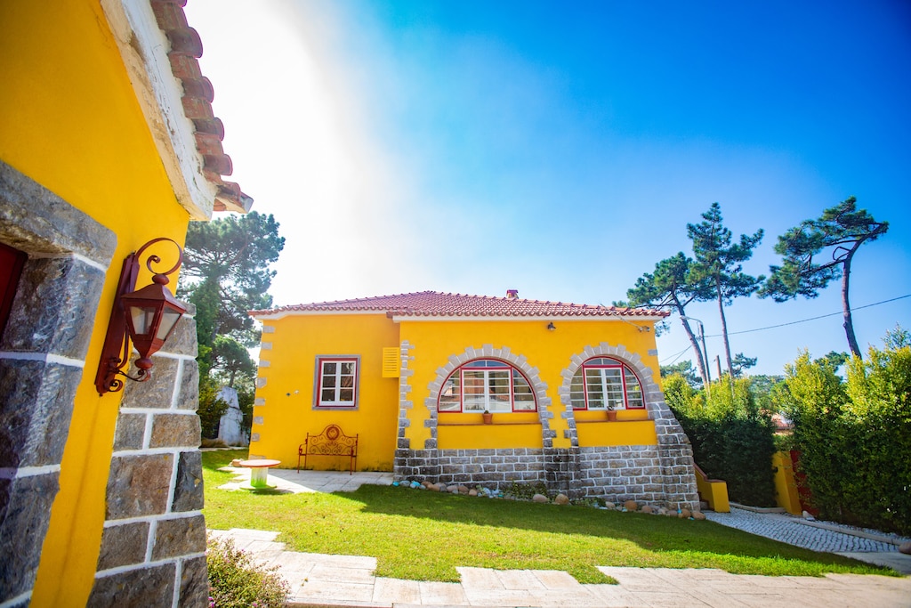 CHARMING GUEST HOUSE WITH PRIVAT POOL AND GARDEN