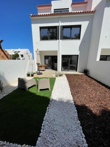 HOLIDAY HOUSE MIRAMAR BY ERICEIRA