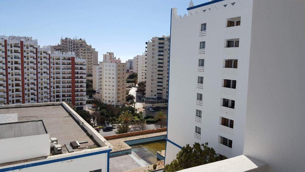 Imagem de Praia da Rocha - 5min to the beach - by LovelyStay
