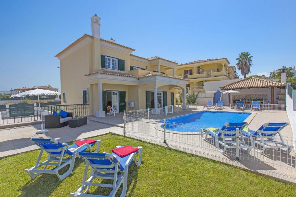 VILLA LOURINHAL