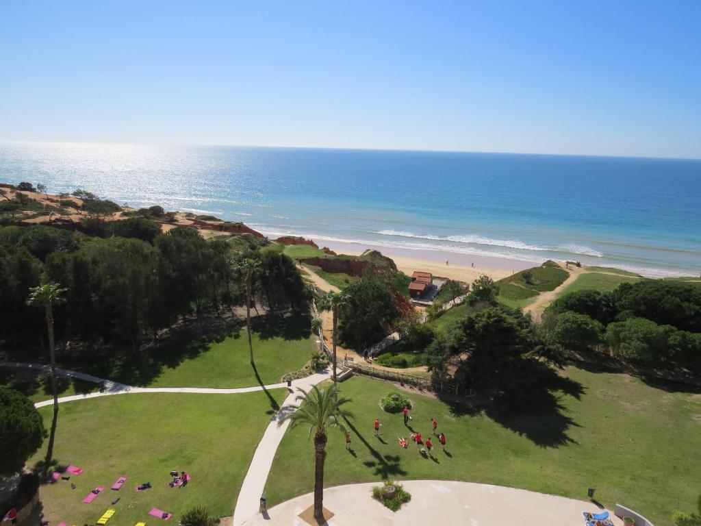 Imagem de A balcony over the beach