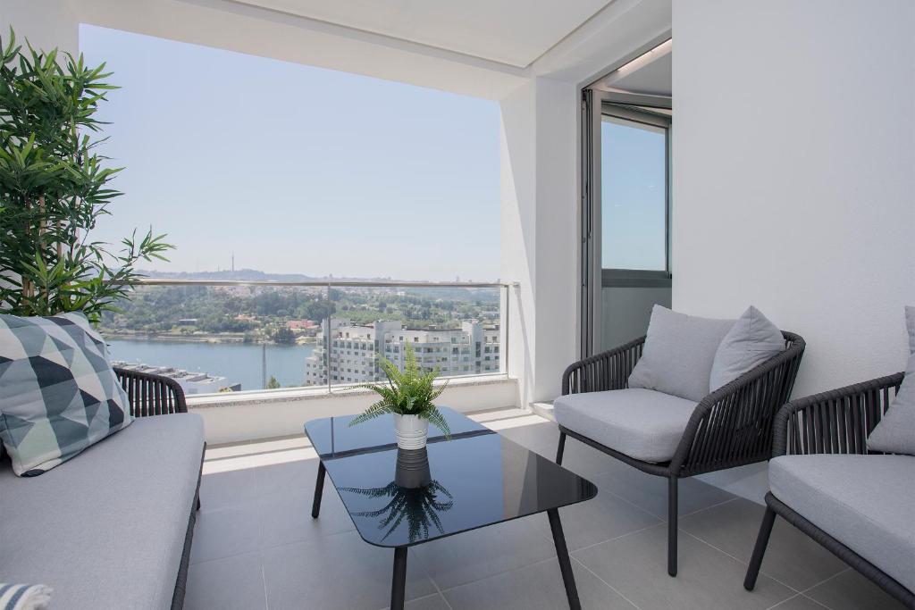 Imagem de Liiiving in Porto | Luxury River View Pool Villa