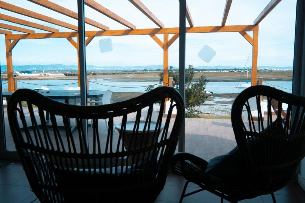 Imagem de Home By The Sea