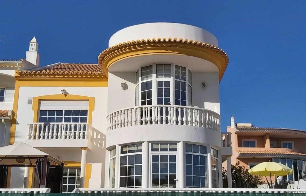 VILLA GIRASSOL