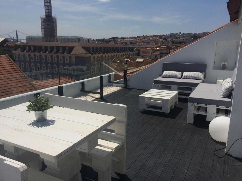 Imagem de A Terrace on a Topfllor with a view