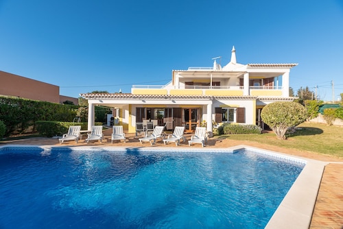 Imagem de Villa com piscina e jardim @ praia